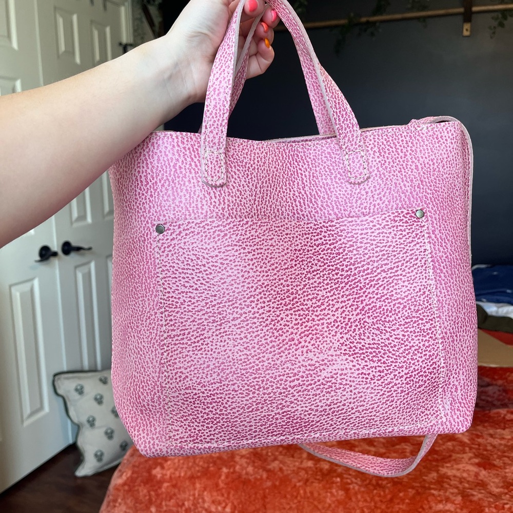 Portland Leather medium crossbody in Bubblegum